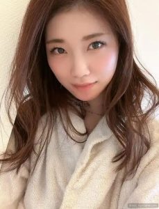 翻完友梨yoil，我更想聊聊她那些不费劲的瞬间-布玛社