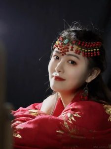 私人企划小枫写真风格解析：构图、光线与人物表现-布玛社