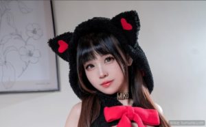 尤猫醒醒写真鉴赏：黑绒帽与红蝴蝶结，可爱也能有一点锋芒-布玛社